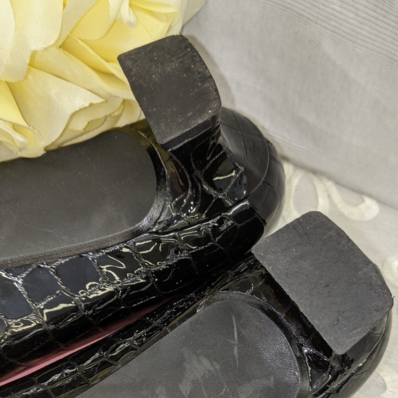 Like 🆕 Stuart Weitzman pump with bow buckle - Picture 6 of 14